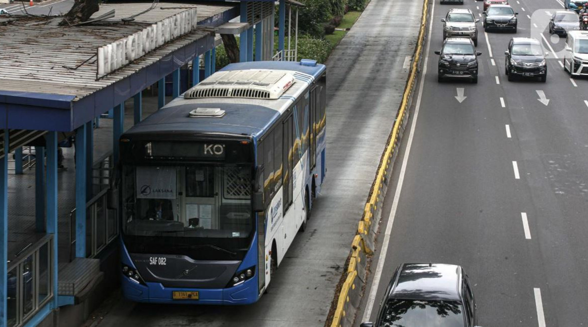 Bus Transjakarta mengambil penumpang di Halte Gelora Bung Karno, Jakarta, Kamis (10/7/2020). Pemprov DKI Jakarta kembali tiadakan aturan ganjil genap berdasarkan nomor polisi kendaraan seiring penerapan pembatasan sosial berskala besar (PSBB), Senin (14/9/2020). (Liputan6.com/Faizal Fanani)